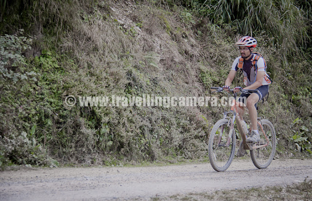 Mointain Terrain Biking Himachal 2011 - Day1 : Shimla to Ghada Kufar : 76 Kilometers : Posted by VJ Sharma on www.travellingcamera.com : Somehow this fellow was much relaxed just before the final point of Stage-1, while he should been more aggressive (in my opinion :)