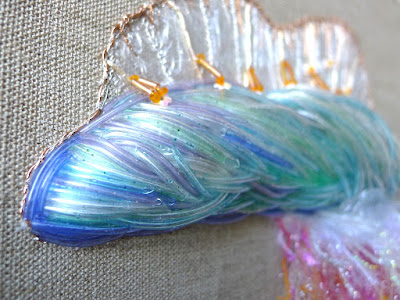 #broderieplastique @thinkknot syphonophore créature marine brodée. broderie en relief