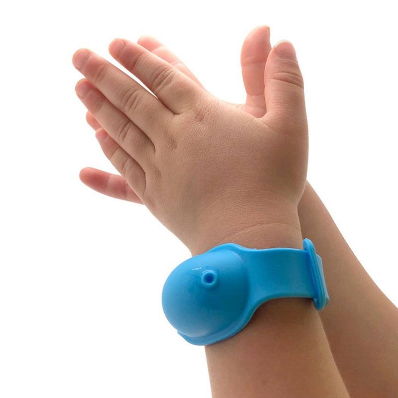 Esta pulsera es la solución para que los niños mantengan las manos libres del virus