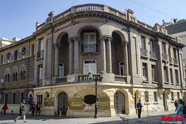 Los terrenos donde se construyo el barrio pertenecían a la congregación franciscana. A finales del siglo XIX, por dificultades económicas, tuvieron que ponerlos en venta donde los destacados arquitectos chilenos Ricardo Larraín Bravo y Alberto Cruz Montt, proyectaron su armoniosa estética, junto a la influencia europea de las casonas en las que predominan los estilos renacentista, neoclásico, barroco y neocolonial.