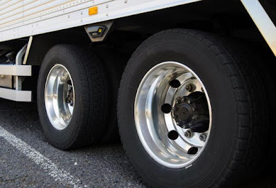 cara memilih ban truk untuk muatan berat