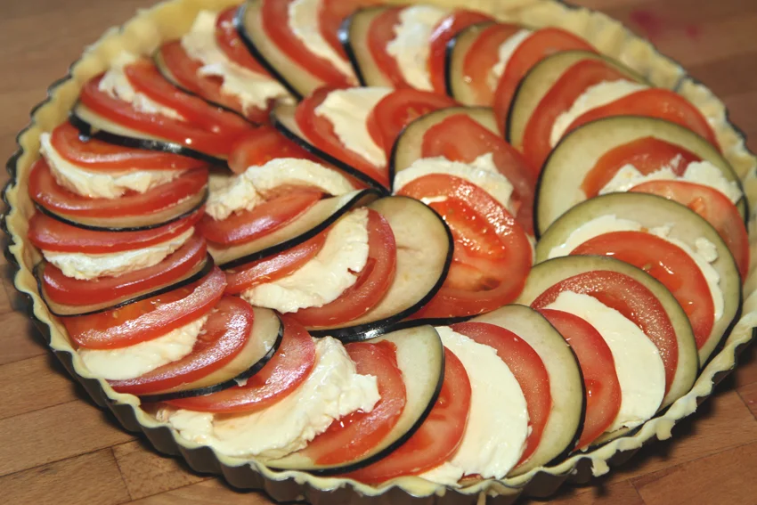 Przepis na tartę z pomidorów, bakłażana i mozzarelli. Przepis na tartę.