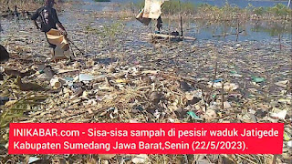 Sampah Waduk Jatigede Berserakan di Pesisir Desa Sukamenak
