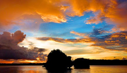 Pesona Senja dan Lukisan Prasejarah di Tebing Karang Teluk Pesona Senja dan Lukisan Prasejarah di Tebing Karang Teluk