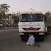 मुस्लिम व्यक्ति ने बीच सड़क पर ट्रक खड़ा कर पढ़ने लगा नमाज, लग गया भारी जाम, जानें फिर क्या हुआ