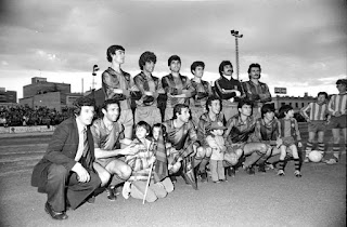 📸F. C. BARCELONA 📆1 abril 1981 ⬆️Moratalla, Canito, Gratacós, Iriarte, Amador y Albadalejo. ⬇️Quini, Rexach, Totó, Marcelino y Carrasco. Primer partido de Quini tras su secuestro. F. C. VILAFRANCA 3 🆚 F. C. BARCELONA 1 Miércoles 01/04/1981. Partido amistoso. Vilafranca del Penedés, Barcelona, campo del Vilafranca: 3.000 espectadores. GOLES: ⚽1-0: 14’, Lara. ⚽2-0: 17’, Amador. ⚽2-1: 37’, Quini. ⚽3-1: 58’, Lara.