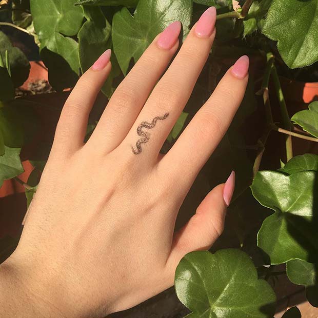 54 mini tatuagens de cobras para mulheres que querem demonstrar seu poder