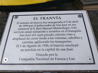 Placa informativa sobre el antiguo tranvía expuesto en el Museo de los Niños y donado por la CNFL