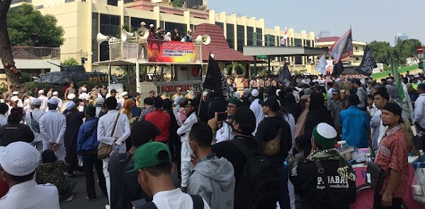 Massa Penuntut Sukmawati Dan Gus Muwafiq Doakan Kapolri Dan Kabareskrim Dibuka Pintu Hatinya