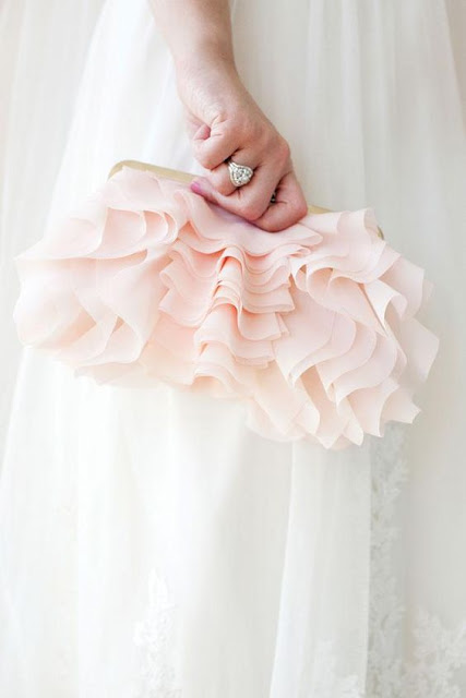 Bolso como alternativa al ramo de novia - Foto: www.bridesofnorthtexas.com