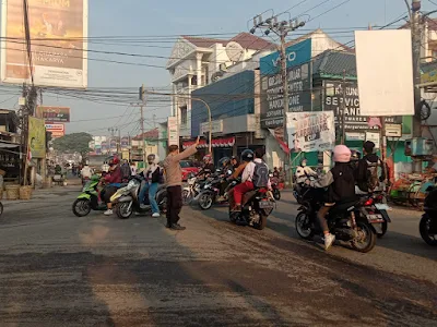 Bantu Kondusifkan Lalulintas Sekitar Pasar, Bhabinkamtibmas Polsek Telagasari Lakukan Gatur
