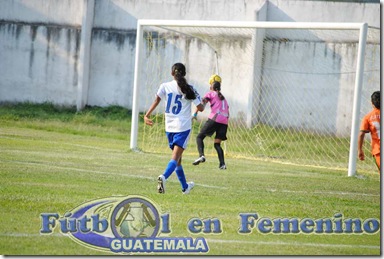 jugada de jutiapanecas hacia el arco de reu, fue  ono fue gol. (3)