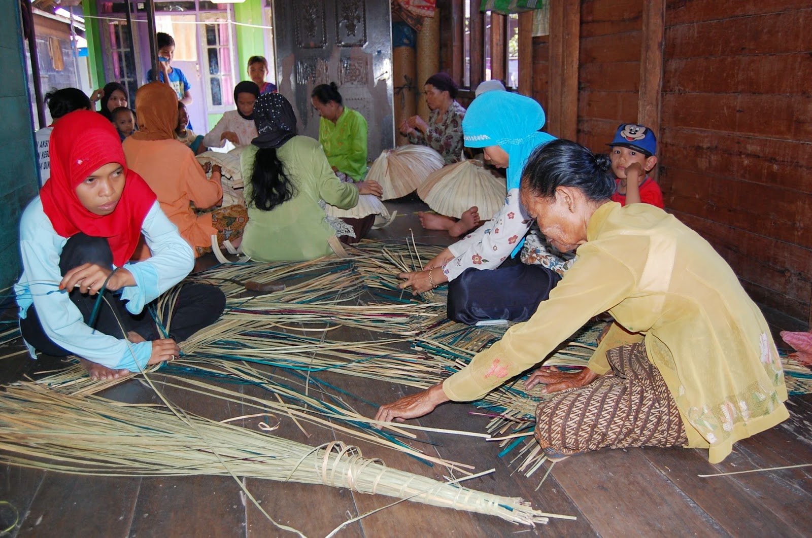  KERAJINAN  TIKAR PURUN  BORNEO KALIMANTAN SELATAN SENI 