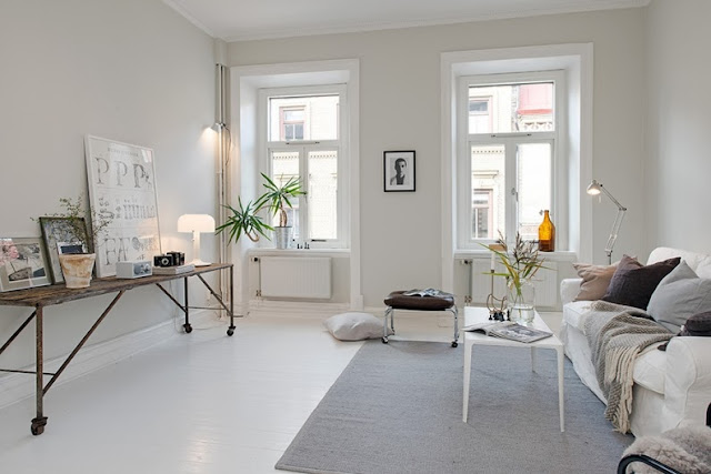 salón nórdico blanco con mesa inspiración industrial