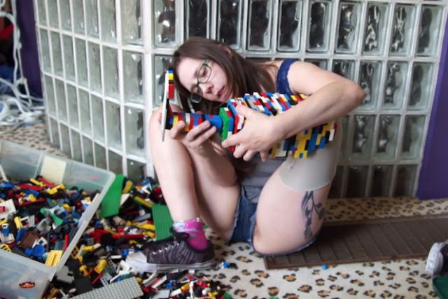 Wanita Ini Buat Kaki dari Lego