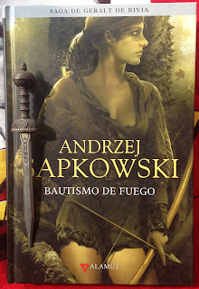 Portada del libro Bautismo de fuego, de Andrzej Sapkowski