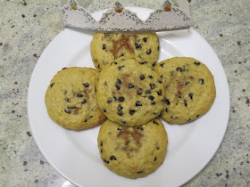 Cookies des rois coeur frangipane à la cacahuète sur assiette avec couronne