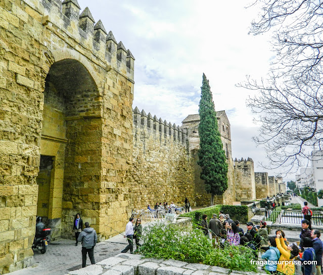 Porta de Almodovar em Córdoba na Andaluzia