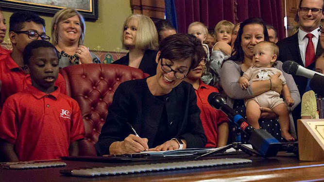 A governadora de Iowa, Kim Reynolds,  assina os planos mais restritivoss do aborto no país