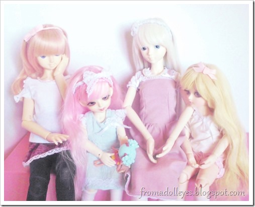 All the other bjds are watching the pink haired yosd enjoy her new toy.