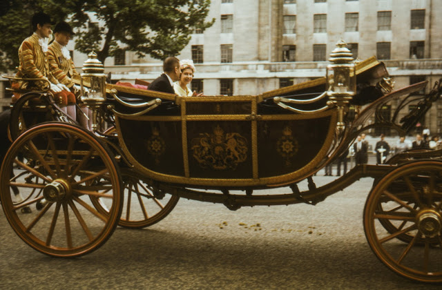 Queen in carriage:Photo by Annie Spratt on Unsplash