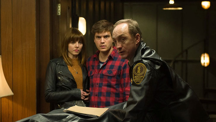 Ophelia Lovibond, Emile Hirsch e Michael McElhatton como Emma, Austin e Burke no filme 'A Autópsia', de André Øvredal