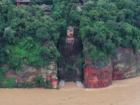 China's floods records wet feets of Leshan Giant Buddha.