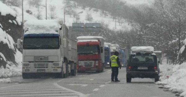 Εθνική Αθηνών-Λαμίας: Η γνωστή «ετοιμότητα» της… κρατικής «μηχανής» κόλλησε σε 5 πόντους χιόνι!