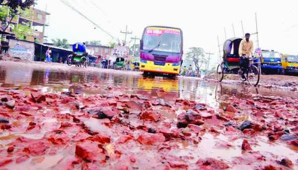 সংস্কার কাজে অবহেলা : যাত্রী দুর্ভোগ চরমে by আজহারুল হক ও দেলোয়ার হোসেন