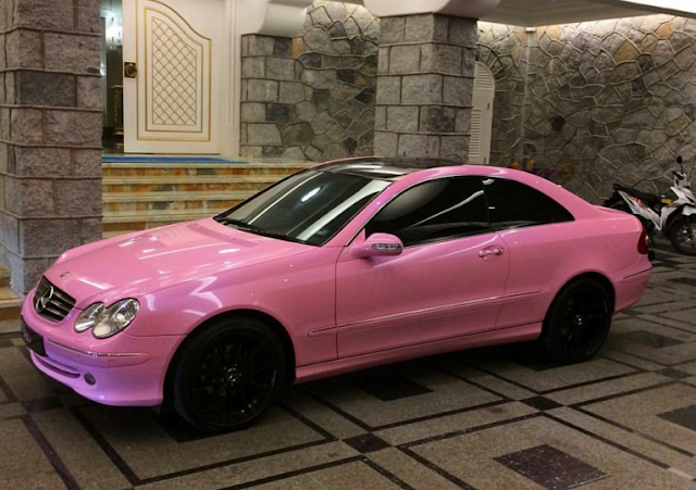 Mempunyai limo dan kereta lain yang serba PINK