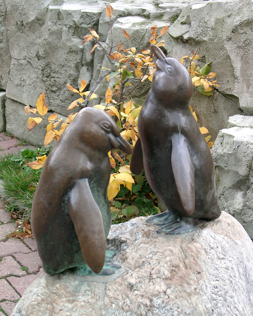 Zwei Pinguine (Two Penguins) by August Gaul, Zoological Garden, Frankfurt am Main