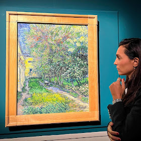 Caterina Balivo mentre guarda un quadro di Van Gogh
