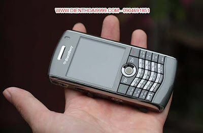     BlackBerry 8120 Pearl, blackberry 8120 wifi, bán blackberry 8120, bán bb 8120 giá rẻ, bán blackberry 8120 giá rẻ, bán blackberry giá rẻ, bán blackberry 8120 cũ tại hà nội, blackberry giá rẻ, bán blackberry uy tín. BlackBerry 8120 Pearl  với kiểu dáng nhỏ gọn là thế hệ đầu tiên của dòng Pearl với bàn phím half qwerty, có trang bị tính năng wifi, đầy đủ các tính năng được coi là mạnh mẽ của BlackBerry thời đó như email, văn phòng, bảo mật, hỗ trợ thẻ nhớ nghe nhạc, camera, bluetooth, gprs, java..., tất nhiên đến thời smartphone bây giờ thì bình thường :D  Điều đáng quan tâm nhất bây giờ có lẽ chính là tính năng nghe gọi. BlackBerry nổi tiếng sóng khỏe, ổn định, là chiếc điện thoại trang bị công nghệ lọc tiếng ồn và chống âm thanh dội lại, cho chất lượng nghe gọi tốt, loa ấm, míc bắt âm rõ ràng. Thời lượng sử dụng pin lâu, nghe gọi dùng bình thường tầm 2-3 ngày mới phải sạc lại. BlackBerry 8120 với độ bền bỉ, trâu bò, kiểu dáng hoài cổ độc đáo và rất "chất", giá rẻ ngang những điện thoại đen trắng, là sự lựa chọn tốt cho bạn nào cần điện thoại nghe gọi giá rẻ, điện thoại pin lâu.  BlackBerry 8120 đang được bán tại DIENTHOAI9999.COM đều đã được kiểm tra cẩn thận, mọi tính năng hoạt động tốt, máy nguyên bản chưa sửa chữa, chỉ có chiếc nào lấy về xấu quá, vỏ bị vỡ, trầy nhiều thì mình thay vỏ mới thôi, áp dụng chế độ bảo hành đổi ngay máy khác trong 1 tháng cho anh em mua hàng yên tâm.  Giá: 600.000 (máy, pin, sạc) Liên hệ: 0904.691.851 ĐC: Số 7/8/389 Lạc Long Quân, HN Bảo hành 1 đổi 1 trong 1 tháng luôn cho anh em yên tâm