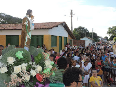 Image result for catÃ³licos levando santos em procissÃ£o benÃ§ao de imagens peregrinas