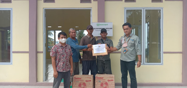 PT Timah Tbk Serahkan Bantuan Pemasangan Meteran Listrik di Masjid Al-Berjawi Teluk Salak