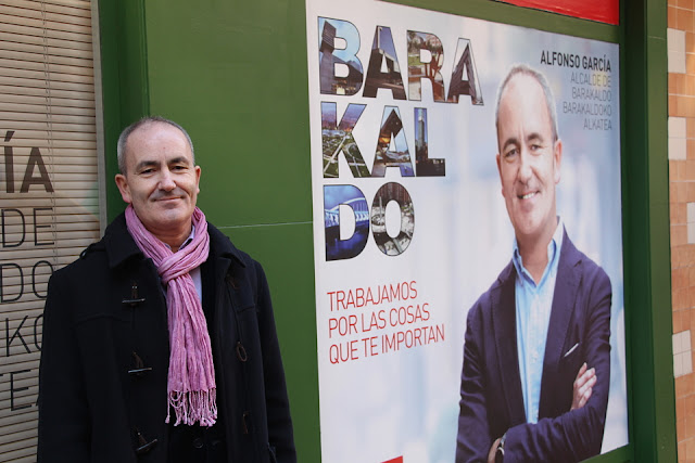 García, junto al cartel electoral en 2015