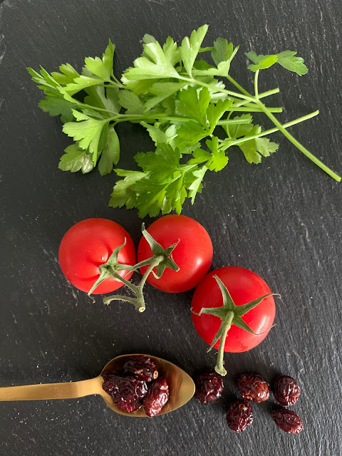 Fruchtig würziger Tomatensalat #Rezept #glutenfrei #vegan, Tomatenrezept, Sommerrezept, Salatrezept,