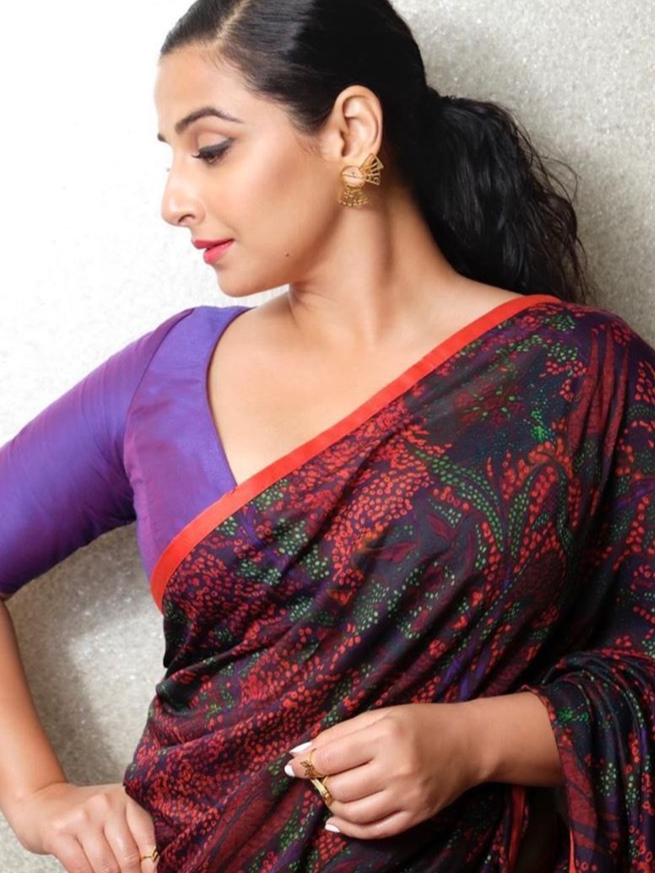 Download 18+ hot and sexy pictures of Indian actress Vidya Balan with name in Saree |