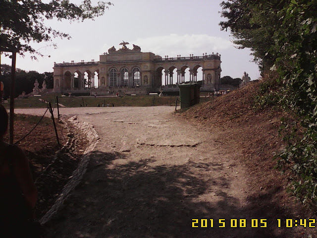 La colline derrière la fontaine avec la Gloriette