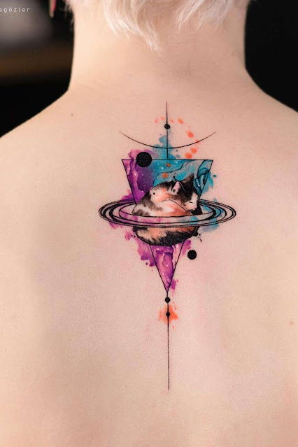 40 tatuagens incríveis para mulheres que amam o espaço e a astronomia