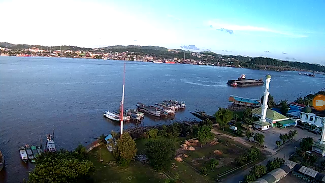 Foto Udara Mesjid di Tepi Sungai Mahakam Samarinda