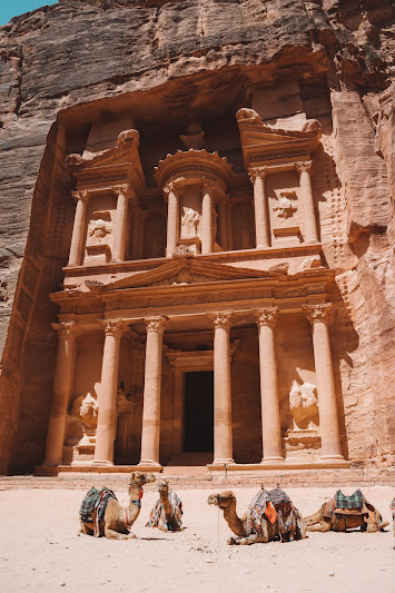 Imagen: Los imponentes hemispeos de Petra.