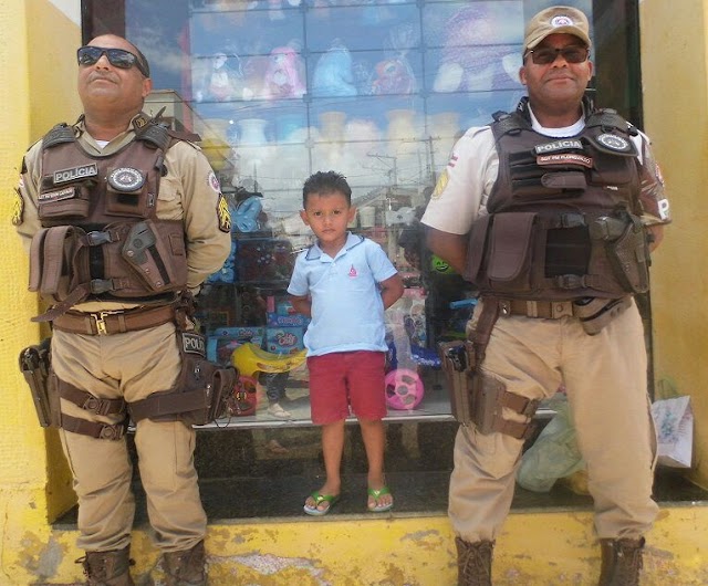 Menino de 6 anos que sonha em ser policial tira foto com policiais em Brejões