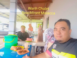 Warih-Chalet-Keluarga-Tn-Mazlan-Sedang-Menikmati-Makanan