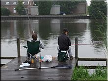 Chicos pescando en los canales de Kinderdijk