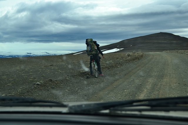 Cyklista na Islandu.
