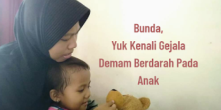 ibu dan kakak bermain boneka dan bercerita