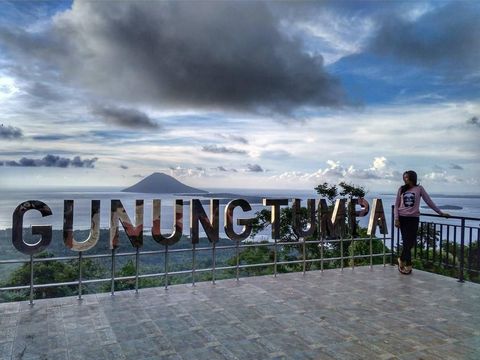 Manado, terletak di Sulawesi Utara, Indonesia, adalah sebuah kota yang menawarkan kekayaan alam laut, keindahan gunung, serta keramahan budayanya. Berikut adalah beberapa tempat destinasi wisata di Manado yang wajib Anda kunjungi selama liburan di sana:      Taman Laut Bunaken     Taman Nasional Bunaken adalah salah satu tempat menyelam terbaik di dunia. Dengan lima pulau yang terdiri dari Bunaken, Manado Tua, Siladen, Montehage, dan Nain, taman laut ini menawarkan keanekaragaman hayati bawah laut yang luar biasa dengan dinding karang vertikal yang dalam (wall diving).      Pulau Siladen     Pulau Siladen adalah salah satu dari pulau-pulau yang termasuk dalam Taman Nasional Bunaken. Pulau ini menawarkan pantai-pantai berpasir putih dan kejernihan air yang cocok untuk snorkeling serta menyelam.      Danau Tondano     Terletak di dataran tinggi Minahasa, Danau Tondano adalah tempat yang tepat untuk menikmati pemandangan alam yang menenangkan. Anda bisa menyantap ikan bakar lokal sambil menikmati pemandangan danau yang tenang.      Gunung Lokon     Bagi para pencinta alam dan pendaki, Gunung Lokon menyajikan tantangan yang menarik dengan pemandangan kawah aktifnya. Gunung ini aktif dan harus selalu diperhatikan status aktivitas vulkaniknya sebelum melakukan pendakian.      Pantai Malalayang     Pantai ini cocok bagi Anda yang ingin menikmati sunset yang indah atau sekedar berjalan-jalan santai di tepi pantai. Pantai Malalayang juga sering digunakan untuk berbagai acara lokal.      Waruga     Kunjungi Waruga di Sawangan, yaitu kuburan kuno yang digunakan oleh masyarakat Minahasa. Waruga ini adalah sarkofagus batu dengan ukiran yang melambangkan profesion atau status sosial dari orang yang dimakamkan di dalamnya.      Desa Kawanua     Desa wisata ini menawarkan pengalaman untuk mengenal lebih dekat budaya dan tradisi Minahasa. Anda bisa melihat rumah adat, menikmati musik bambu, dan mencicipi makanan lokal.      Pasar Ekstrem Tomohon     Jika Anda tertarik dengan hal-hal unik dan berani mencoba makanan eksotis, pasar di Tomohon ini menawarkan berbagai jenis daging yang tidak biasa, seperti kelelawar, tikus, dan ular. Namun, harap berhati-hati dan pertimbangkan masalah konservasi sebelum memutuskan untuk mencoba.      Pantai Pulisan     Meski agak jauh dari pusat kota Manado, Pantai Pulisan menawarkan keindahan pantai dengan pasir putih dan formasi batuan yang menarik. Ini adalah tempat yang sempurna untuk pelarian yang tenang.      Kuil Ban Hin Kiong     Terletak di pusat Kota Manado, kuil ini adalah salah satu kuil tertua di kota ini dan menjadi pusat perayaan Tahun Baru Imlek yang meriah.  Manado adalah destinasi yang menarik dengan kombinasi unik antara keindahan alam dan kekayaan budaya yang menarik untuk dijelajahi. Pastikan untuk menikmati keindahan dan keramahan yang ditawarkan oleh kota dan penduduknya.