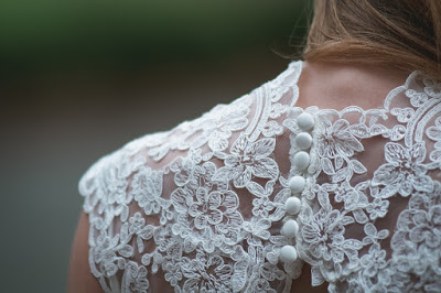 Espalda de vestido de novia de encaje con botones