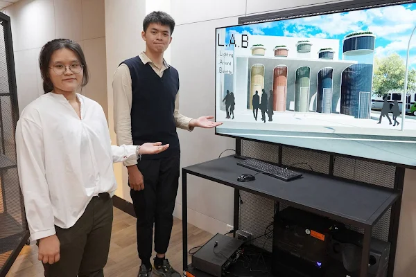 ▲大葉大學空設系洪駟豪(右)、林彥妤(左)設計的試管型公廁獲優等。（大葉大學提供）